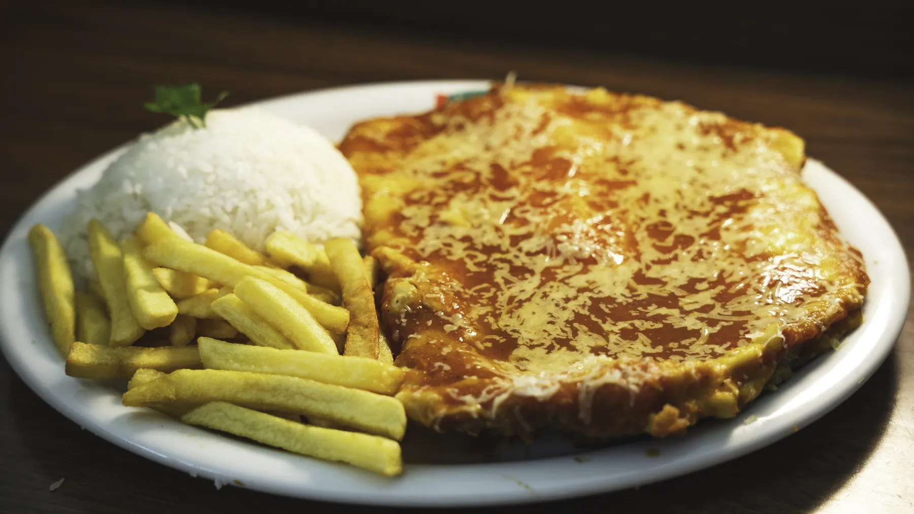 Parmegiana gourmet do Lollos com arroz e fritas