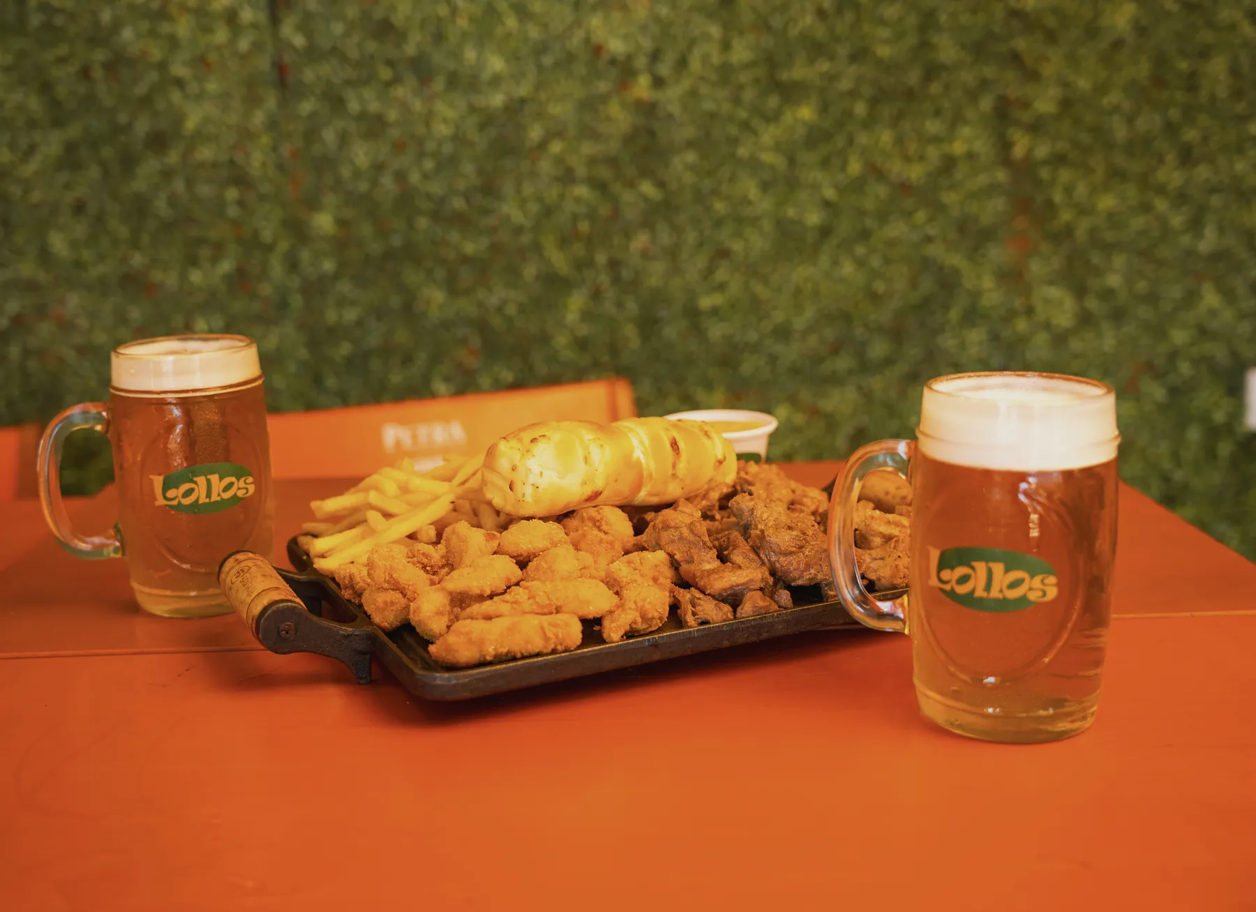 Dois chopps Lollos e uma porção na chapa com frango empanado, isca de carne, fritas e pão de alho
